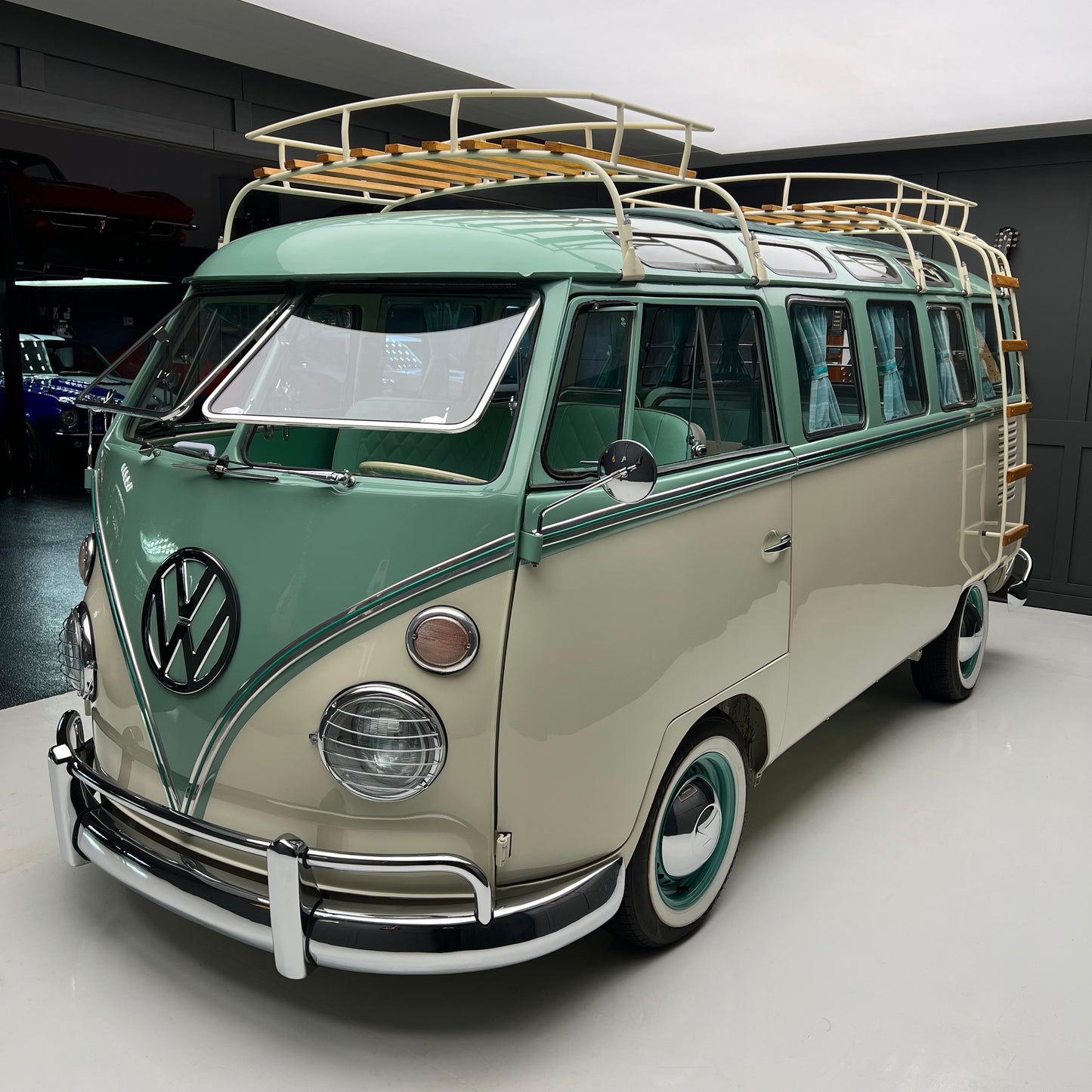 1972 Volkswagen Microbus Deluxe Samba 23 Window