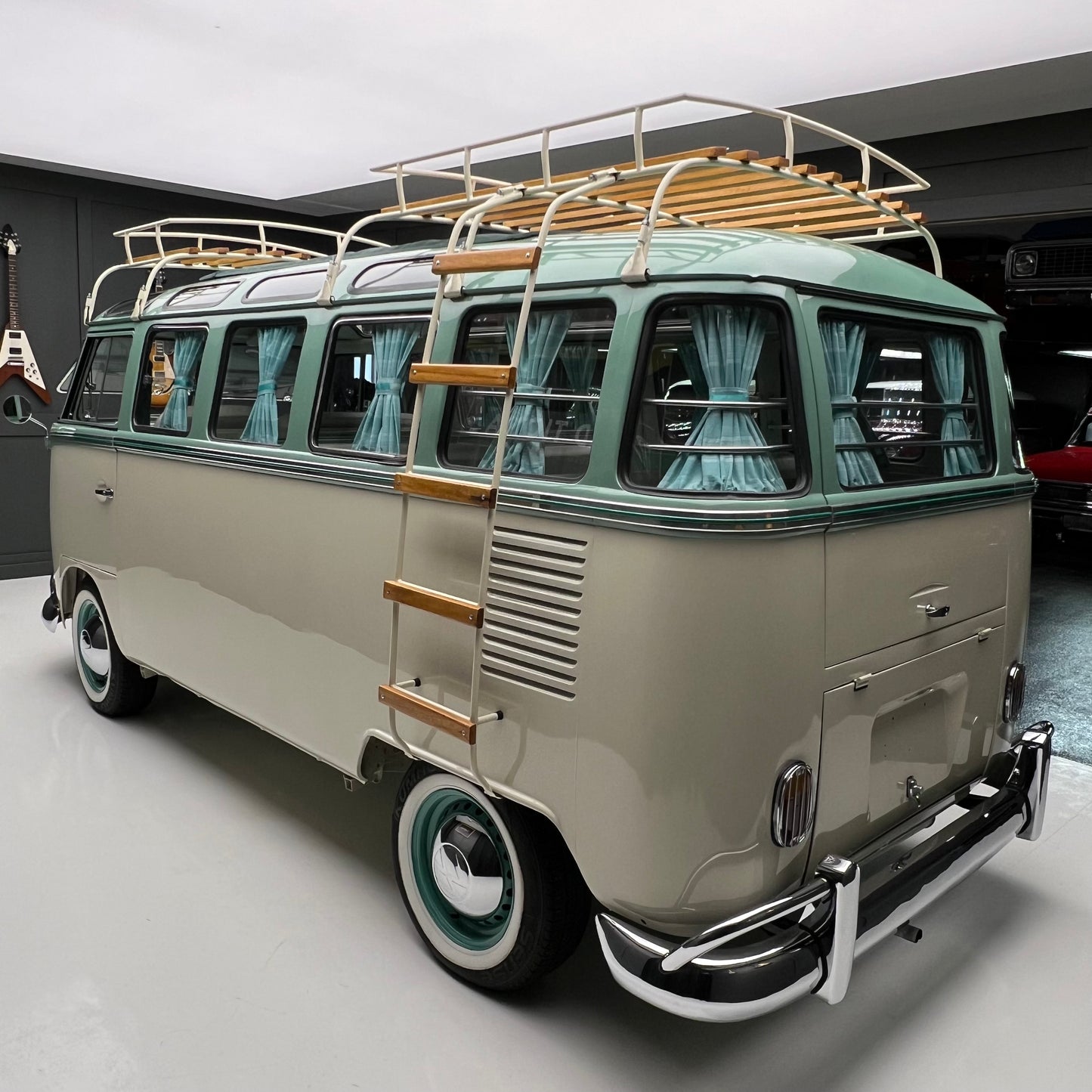 1972 Volkswagen Microbus Deluxe Samba 23 Window