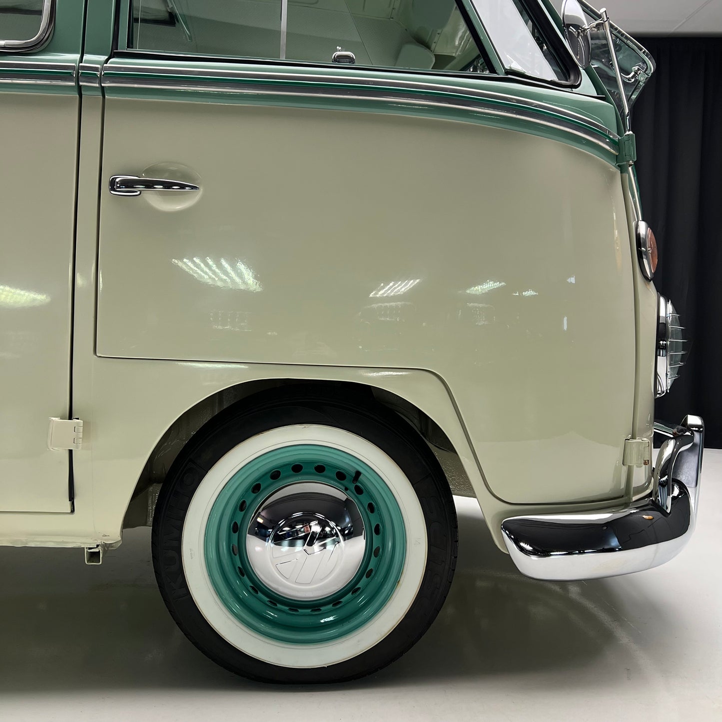 1972 Volkswagen Microbus Deluxe Samba 23 Window