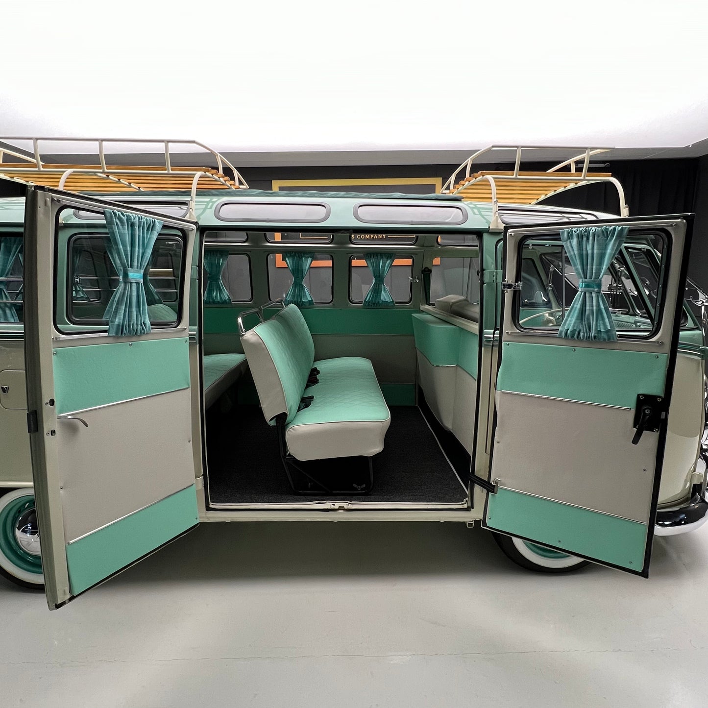 1972 Volkswagen Microbus Deluxe Samba 23 Window