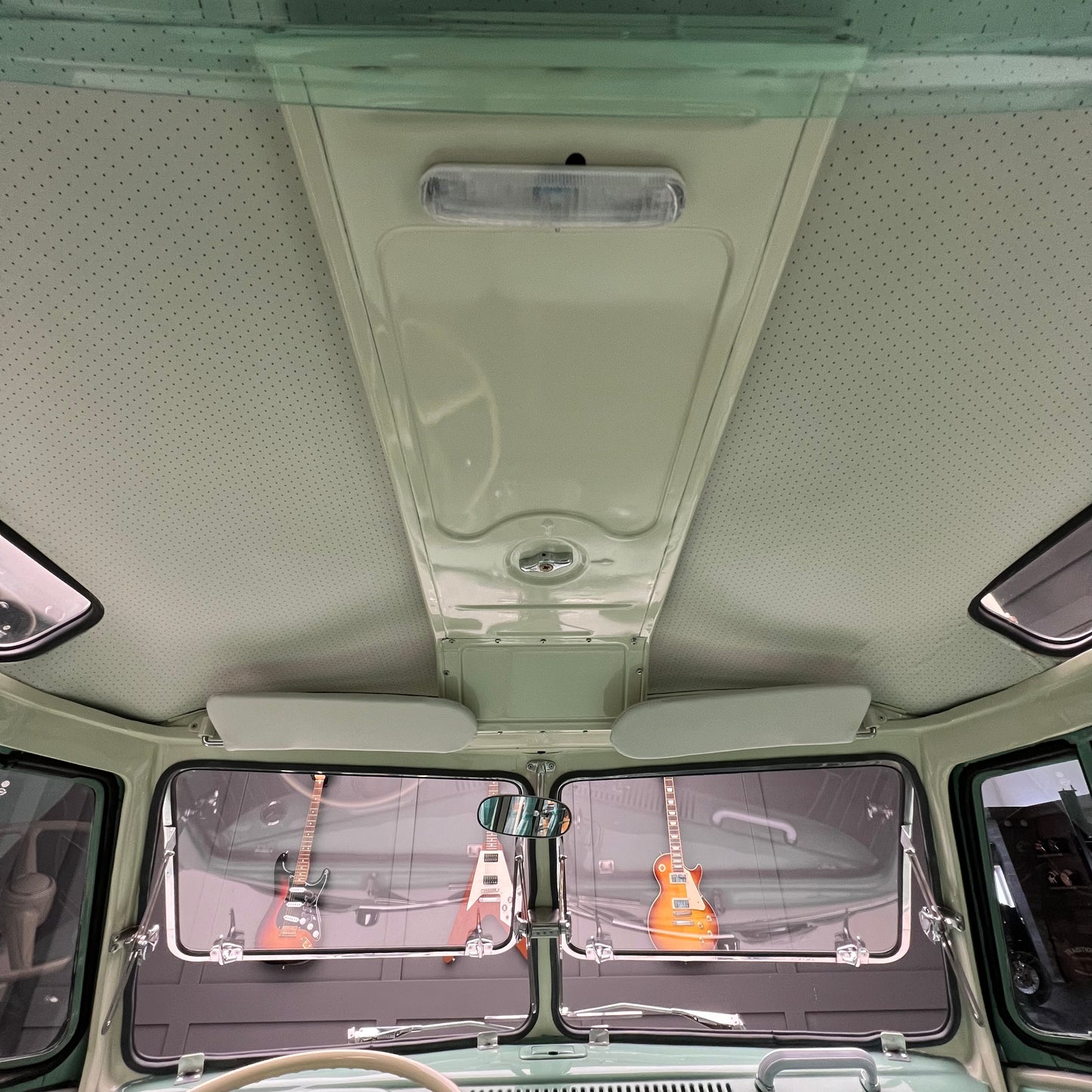 1972 Volkswagen Microbus Deluxe Samba 23 Window