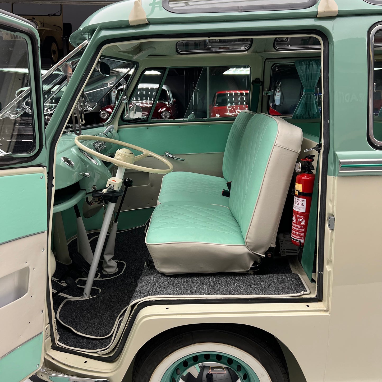 1972 Volkswagen Microbus Deluxe Samba 23 Window