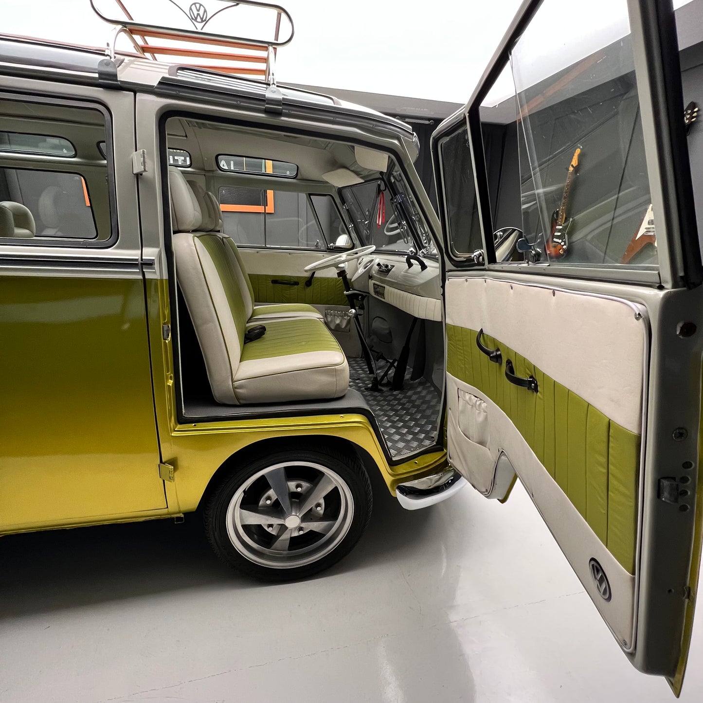 1975 Volkswagen Microbus Deluxe Samba 23 window